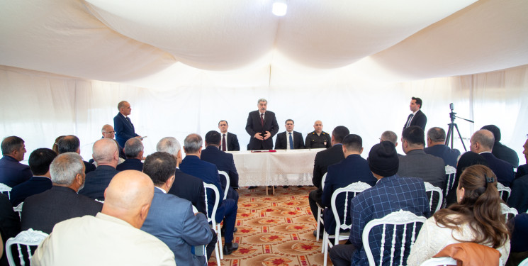 Rüstəm Xəlilov İkinci Varlı kənd sakinlərinin müraciətlərini dinlədi.