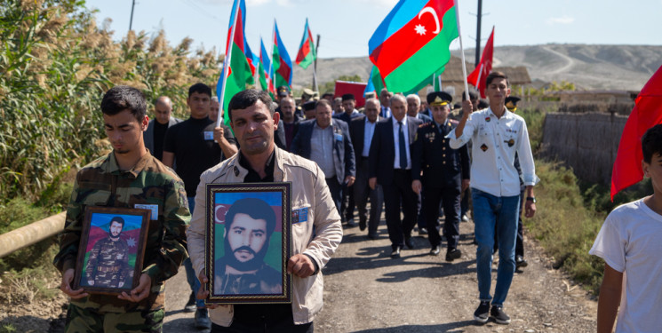 Birinci Qarabağ müharibəsində şəhid olmuş hərbi qulluqçular Əbülfət Atamoğlanov və Təhsin Hacıyev torpağa tapşırıldı.